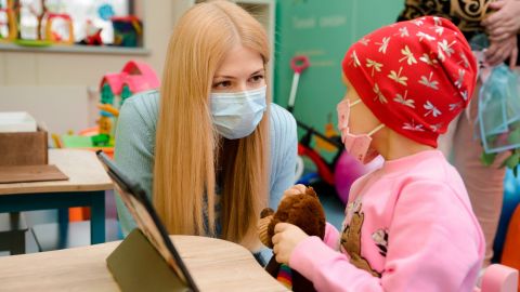 Звезды "плюсов" помогли маленькой девочке, потерявшей зрение, и растрогали поступком (фото)