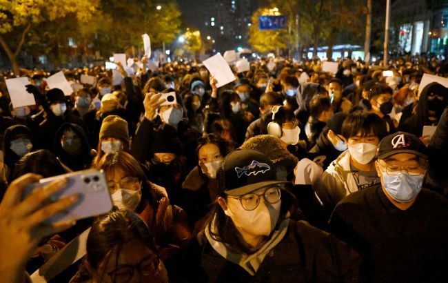 Антиправительственные протесты в Китае вызвали падение курса юаня