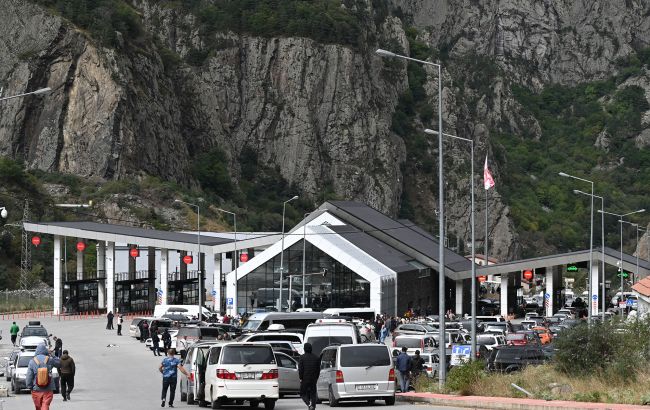 Грузия перевела КПП на особый режим, а Россия пригнала на границу БТР с военными