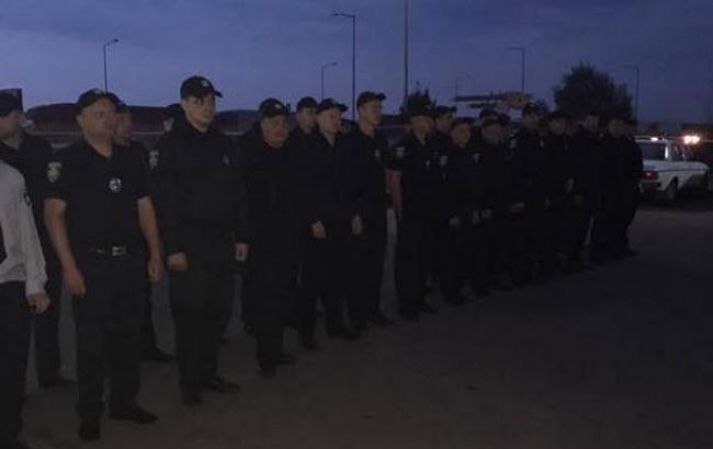Поліцейські заступили на нічне патрулювання біля пункту пропуску "Краковець"