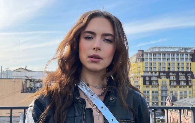 Дочка Олени Кравець у стильній куртці влаштувала яскраву фотосесію на даху готелю