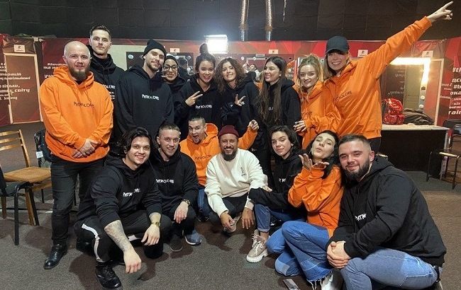 MONATIK записал гимн шоу Голос країни вместе с участниками своей команды