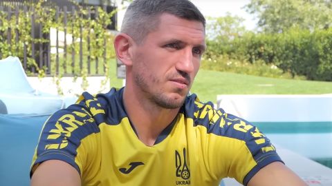Футболиста сборной Украины в США отругали за помощь беженцам: что известно