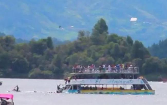 У результаті аварії туристичного судна в Колумбії загинули 9 осіб
