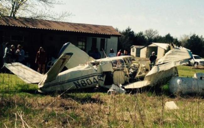 У передмісті Лос-Анджелеса літак врізався в житловий будинок