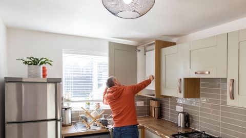 Украинцев призывают экономить свет из-за похолодания: что важно знать