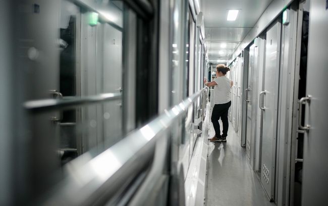 "Укрзалізниця" попередила про масові затримки потягів: список рейсів