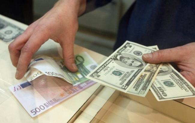 Готівковий курс долара у продажу знизився до 25,08 гривень