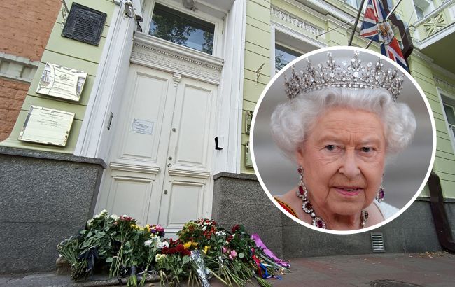 Украинцы несут цветы к посольству Британии в Киеве, чтя память Елизаветы II
