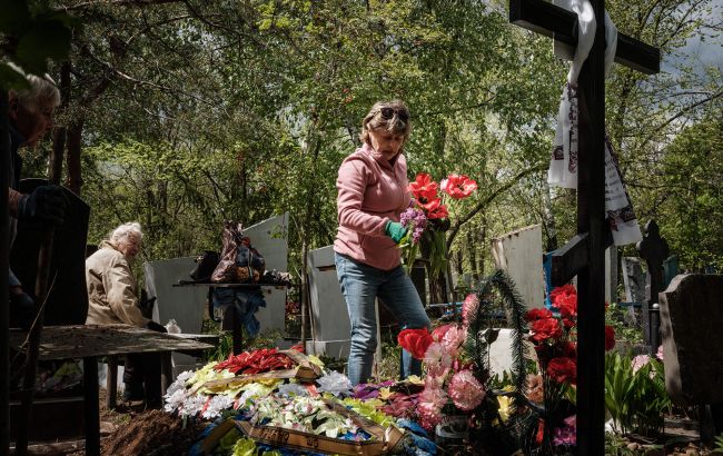 Чи заборонені штучні квіти на цвинтарі? Що каже Церква та як побороти "силу звички"