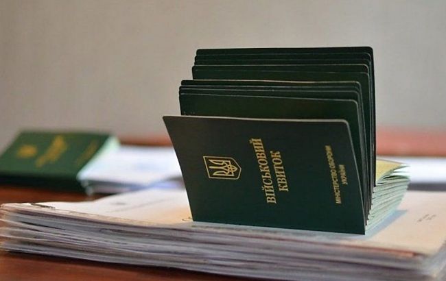 Мужчины за границей будут получать консульские услуги по-новому: что изменится