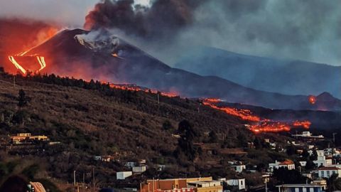 У вулкана на Канарах открылись новые жерла. Есть угроза для населения
