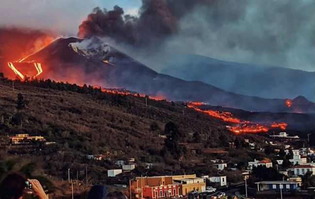 У вулкана на Канарах відкрилися нові жерла. Є загроза для населення