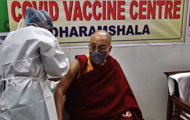 Далай-лама получил прививку вакциной Covishield, которую купила Украина