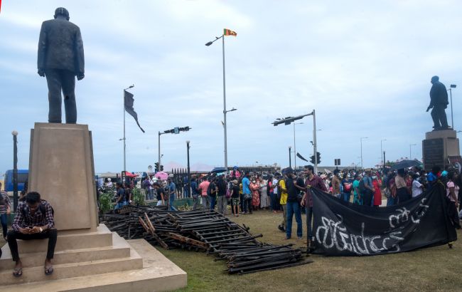 Президент Шрі-Ланки після протестів покинув країну на літаку Ан-32