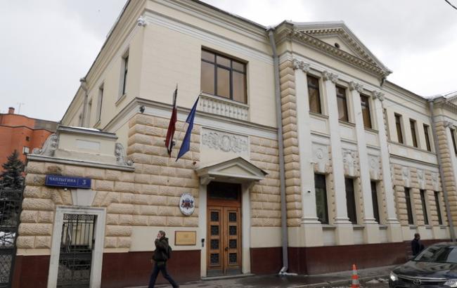 Неизвестные напали на посольство Латвии в Москве