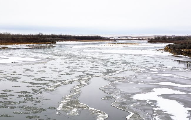 Човен потрапив у крижану пастку на Дніпрі: як рятували людей у новорічну ніч (фото)