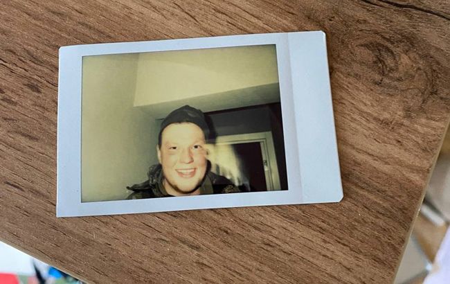Не розібрався з технікою: окупант зробив фото на Polaroid і залишив на пам'ять у пограбованій квартирі