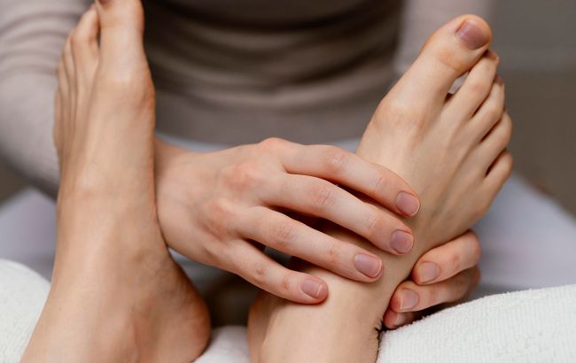 Чому тріскаються стопи ніг: причини проблеми і коли треба терміново до лікаря