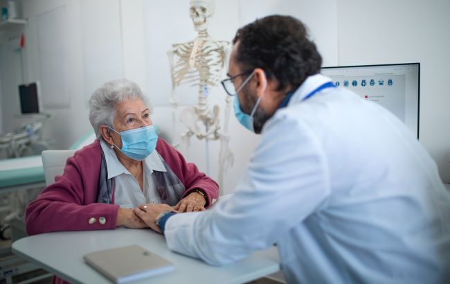 Маски знову обов'язкові? Де в Україні запровадили нові обмеження через COVID-19