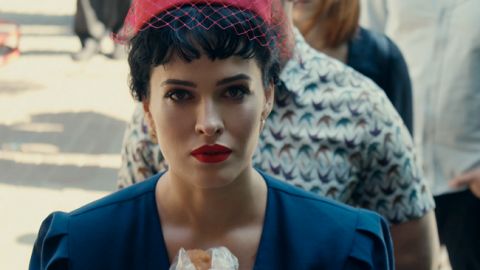 Даша Астаф'єва в ретро-образі насолодилася київською перепічкою (відео)