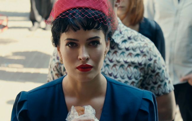 Даша Астафьева в ретро-образе насладилась киевской перепичкой (видео)