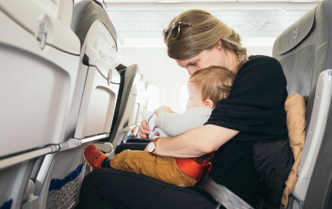 Эксперты рассказали, безопасно ли держать ребенка на руках во время полета