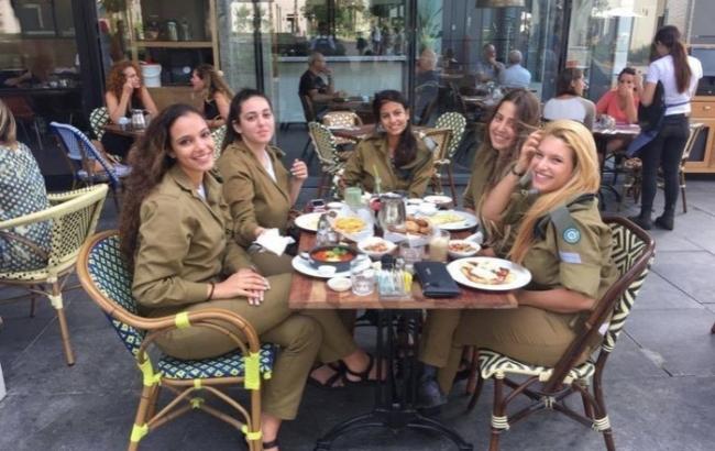 В Израиле солдат бесплатно кормят в кафе