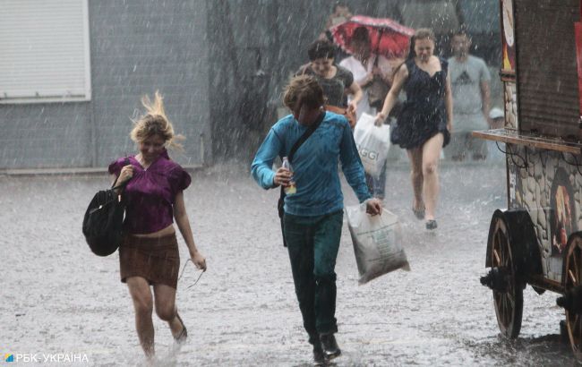 Через зливу Харків пішов під воду: люди плавають на матрацах вулицями (відео)