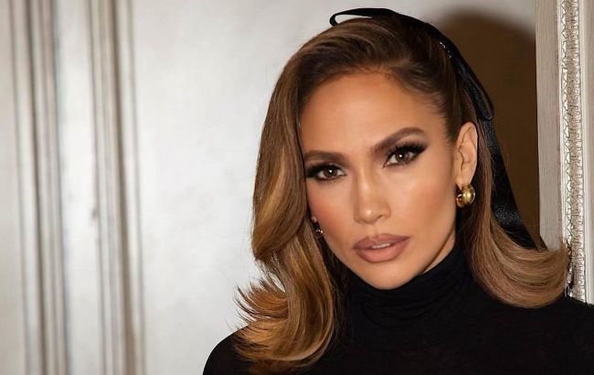 Дженнифер Лопес показала интересный образ во французском стиле (фото)