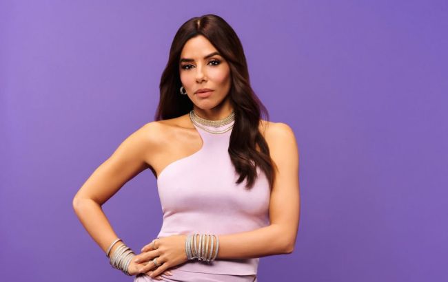 Такая футболка мгновенно портит образ с широкими джинсами: пример Евы Лонгории