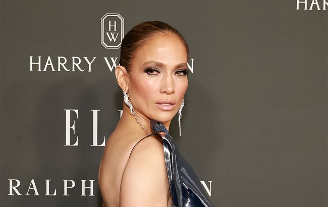 Жакет і білі штани: стильний "лук" Дженніфер Лопес, який захочеться повторити