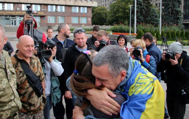 Освобождение политзаключенных: как встретили украинца в родном городе (фото)