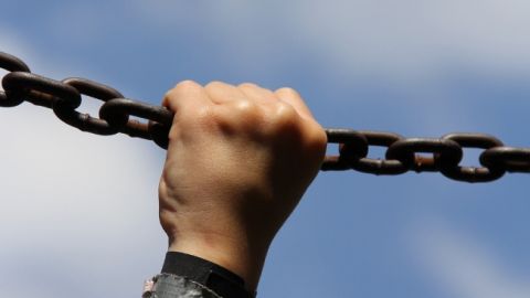 Отец держал своего 30-летнего сына-инвалида на цепи: все детали инцидента