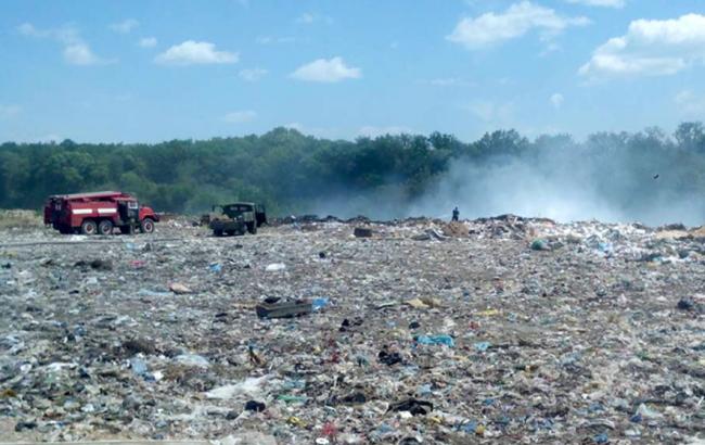 В Полтавской области четвертые сутки горит Лубенская свалка