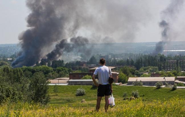 В Станице Луганской после обстрелов загорелись жилые дома, - МВД