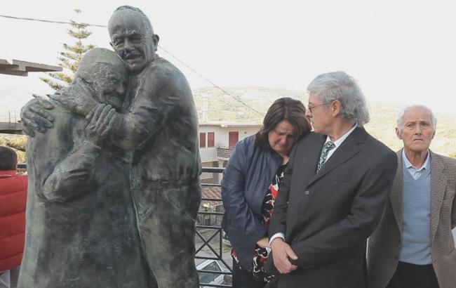 В Италии установили памятник Луиджи и Мокрине - такой же, как в киевском Мариинском парке