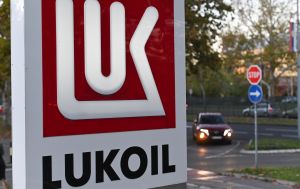 США продовжили дозвіл на операції із заправками російського "Лукойлу"