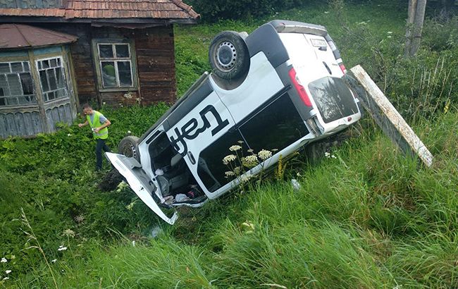 У Львівській області автомобіль збив людей на зупинці