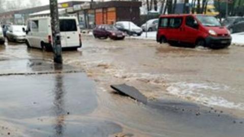 "Надувний круг можу дати": у Києві вулиця перетворилася у величезну гарячу річку (відео)