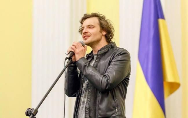 Французский певец чувственно исполнил нестареющий украинский хит
