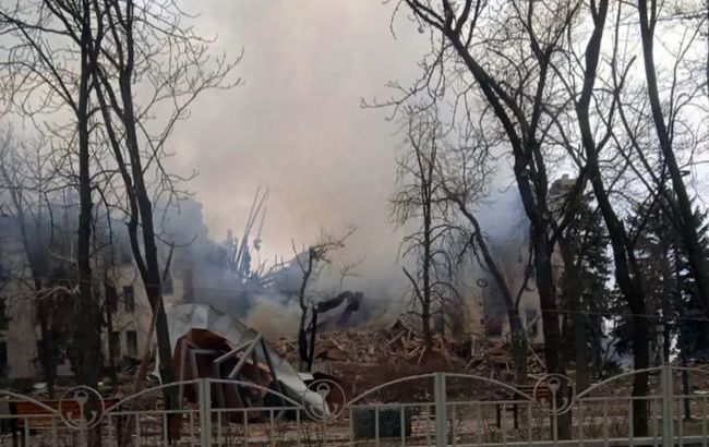 Дело не только в обстрелах. В Мариуполе обрушиваются дома