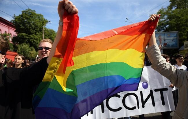 "Ми не дозволимо цього": активісти спалили прапор ЛГБТ-спільноти біля управління поліції