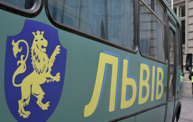 Скандал во время минуты молчания: во Львове водителя автобуса уволили за пренебрежение к защитникам