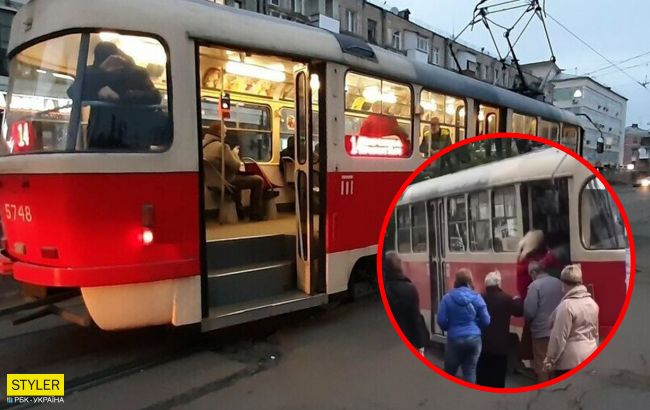 У Києві дівчину ногами викинули з трамвая (відео)