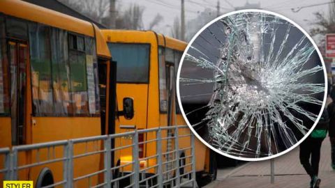 Попросили надеть маски: в Кропивницком неадекваты забросали автобус камнями
