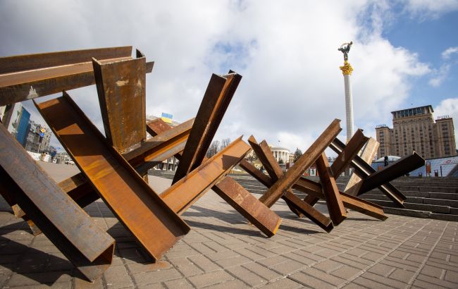 В Києві негідники розкрадають блокпости: тягнуть "їжаки", блоки і навіть мішки з піском