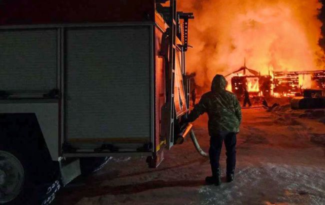 На аеродромі "Гвардійське" у Криму вирують масштабні пожежі