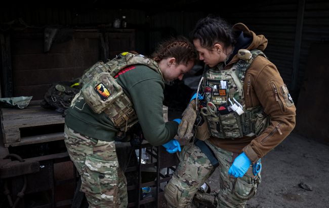 Медикам в зоне боевых действий повысят зарплату: что известно