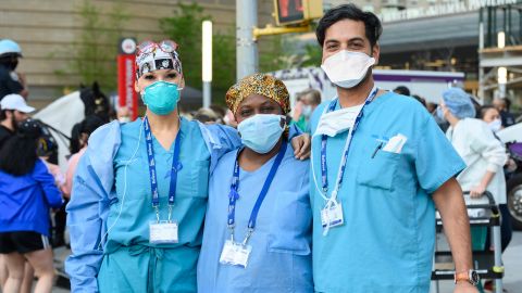 У США дозволили виходити на роботу медикам, інфікованим коронавірусом